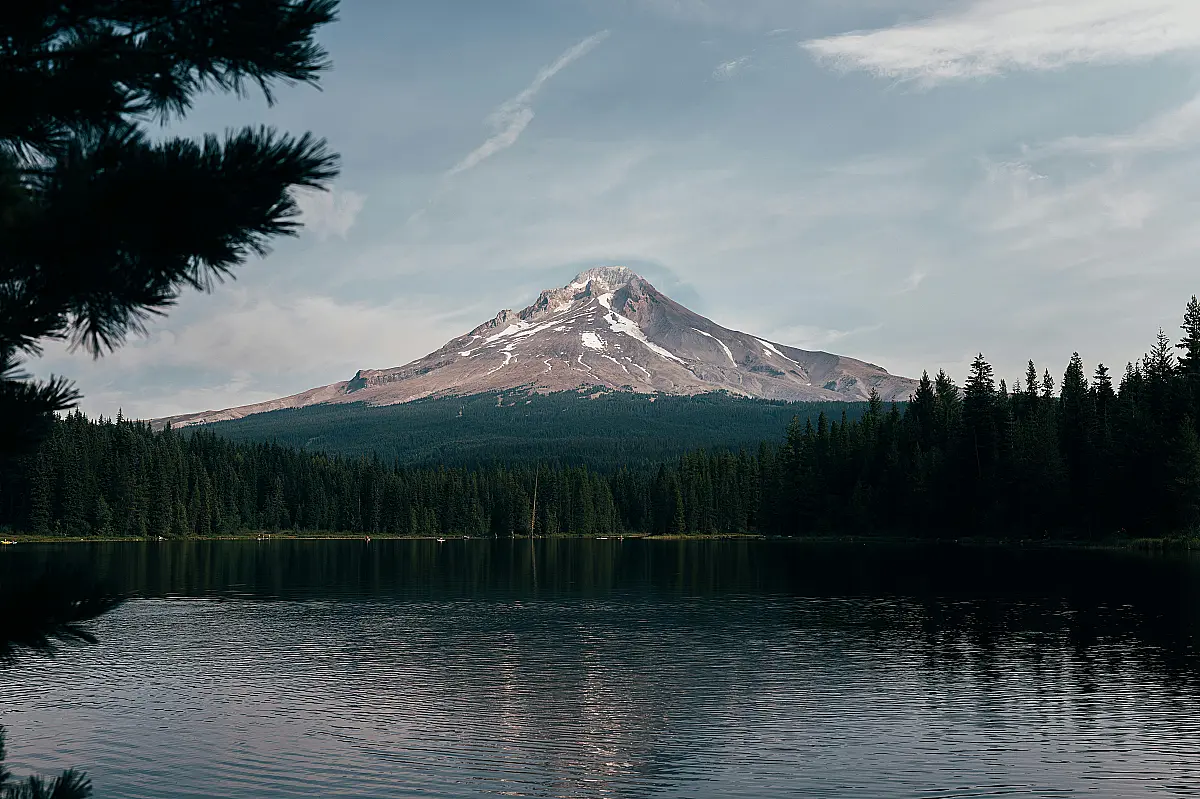 远处的山8K高清壁纸