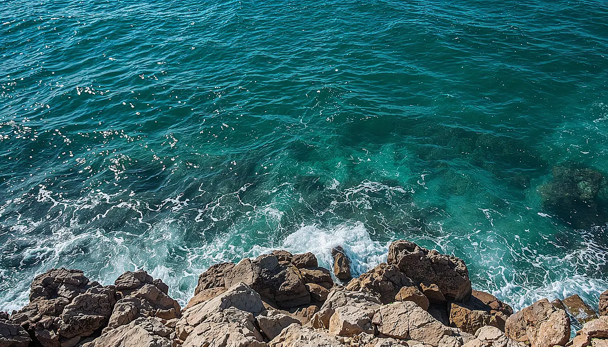 海边礁石2K高清壁纸