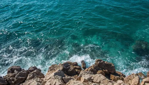 海边礁石2K高清壁纸